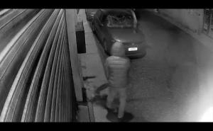 Il video mostra due persone accanirsi contro un&rsquo;auto parcheggiata in via Riberia