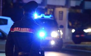 Abbatte con il furgone il cartello e lo lascia in mezzo alla strada: auto lo centra nella notte