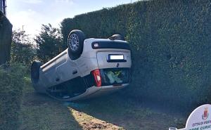 Vigevano: si ribalta con l&rsquo;utilitaria in mezzo alla rotonda