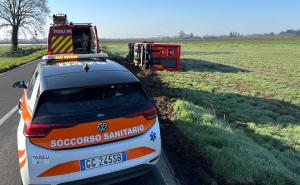 Camion di una scuderia di moto finisce ribaltato in un campo a Lomello