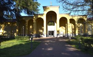 Cilavegna, un&rsquo;urna cineraria che doveva essere tumulata viene trovata in un ufficio del cimitero