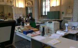 Il Pnrr ai saldi di fine stagione: fondi a pioggia ai Comuni per scrivanie e armadi