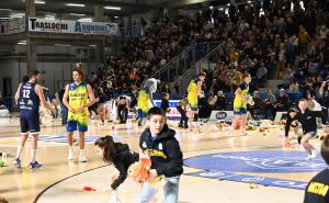 Basket, serie B: ancora un successo per il "Teddy Bear Toss"
