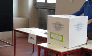 Strappati nella notte a Garlasco i manifesti elettorali per il No