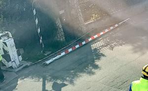 Inizio settimana di disagi per i pendolari della Milano-Mortara: ritardi per un passaggio a livello danneggiato