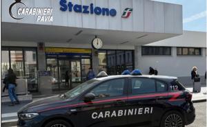 Fugge in bici al controllo dei carabinieri. Poi nasconde l&rsquo;hashish nelle scarpe
