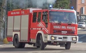 Giornata difficile per il forte vento. In Lomellina bruciano sterpaglie e si piegano pali a bordo strada