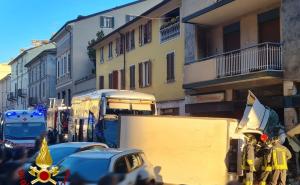 Pullman con studenti coinvolto in incidente a Stradella: cinque feriti lievi