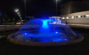La fontana si tinge di blu per la Giornata mondiale della consapevolezza sull&rsquo;autismo