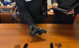 Guida senza patente a Vigevano, &egrave; recidivo, e nel bagagliaio ha una pistola con 12 proiettili