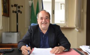 Polemiche dopo l&rsquo;ordinanza anti bivacchi, il sindaco di Gambol&ograve; interviene