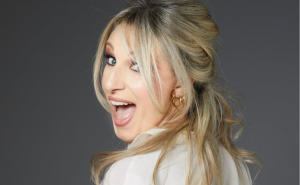 Katia Follesa al Fraschini con "No vabb&egrave; mi adoro"