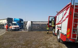 Camion si ribalta alla rotonda di Gropello. Soccorso il giovane autista