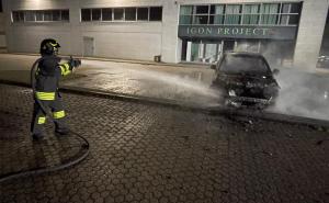 Vigevano: auto in fiamme in corso Novara. Intervengono i vigili del fuoco