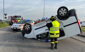 Furgone si ribalta a Breme: tre feriti, interviene l'elisoccorso