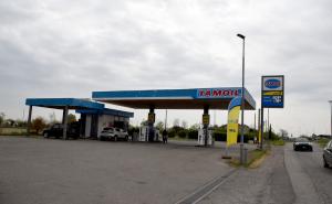 Tagliano la colonnina ma suona l'allarme. I ladri fuggono a mani vuote