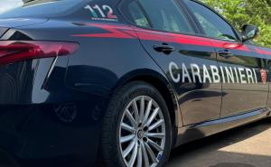 San Martino Siccomario, giovane ubriaco al centro commerciale aggredisce i carabinieri: fermato con lo spray al peperoncino