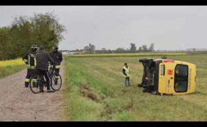Cassolnovo: scuolabus si ribalta in un campo. Soccorsi i nove ragazzi a bordo