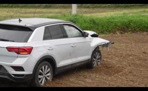 Vigevano: suv esce di strada e finisce in un campo