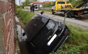 Incidente a Vigevano: suv esce di strada e rimane incastrato nel fosso
