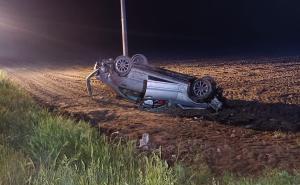 Incidente sul rettilineo tra Tromello e Gambol&ograve;: un&rsquo;auto finisce fuori strada e si ribalta