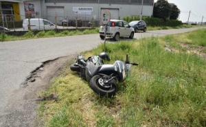 Mortara, si scontrano un'auto e uno scooter: ferito un uomo di 74 anni