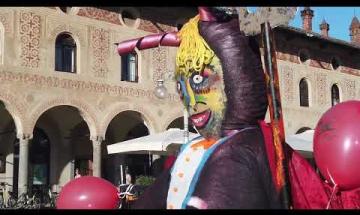 Vigevano, torna il tradizionale rogo del Diavolo: il video della sfilata