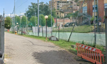 Un branco di ragazzini aggredisce il vice parroco con un pugno e lo intimidisce