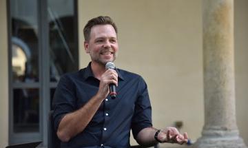 Nathan Hill apre il festival con "Wellness"