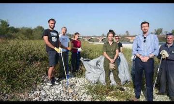 Vigevano, altra mattinata di raccolta rifiuti sulle spiagge del Ticino