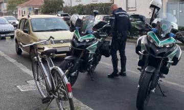 Vigevano, donna in monopattino cade per l'apertura di una portiera