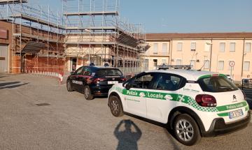Sfonda vetro del pronto soccorso, arrivano i carabinieri e la polizia locale
