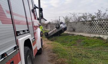 Auto esce di strada e si ribalta dopo una curva