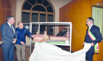 l'opera esposta all'ingresso di palazzo municipale