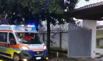 Gravellona, l'ambulanza prende una buca profonda e si blocca: disagi per effettuare il servizio di soccorso