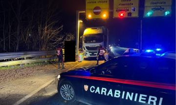 Autoarticolato rimane incastrato alle barriere del ponte della Becca: camionista sanzionato