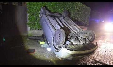 Vigevano: perde il controllo dell&rsquo;utilitaria e si ribalta contro il cancello di una casa