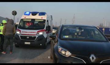 Vigevano, urto tra auto e moto: un ferito in codice giallo