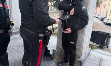 Fermato in stazione con un coltello da cucina nel giubbotto