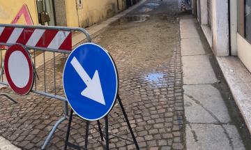 Strada ancora chiusa dopo il guasto sotterraneo della rete elettrica