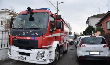 I vigili del fuoco intervengono per un incendio in un'abitazione