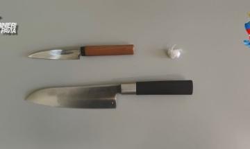 In auto con due coltelli e una dose di cocaina: denunciato 23enne
