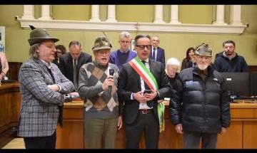 Gli alpini cantano in aula per Giulio Onori. La commemorazione del consigliere scomparso
