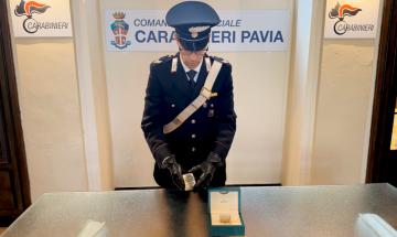 Cerca di vendere un orologio di lusso falso. 81enne scoperto e denunciato