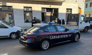 Sfonda una vetrina, urta un'auto in sosta e distrugge un segnale stradale: &egrave; caccia all'autista