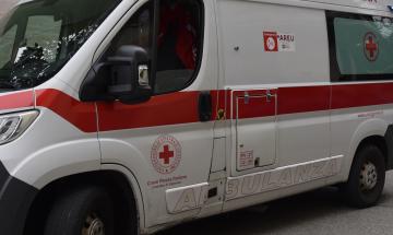 Tensione tra i lavoratori e la polizia durante uno sciopero davanti a un&rsquo;azienda alimentare