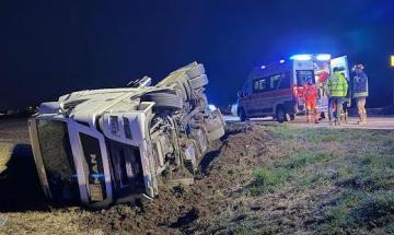 Mezzo pesante esce di strada e si ribalta tra Sant'Angelo e Robbio
