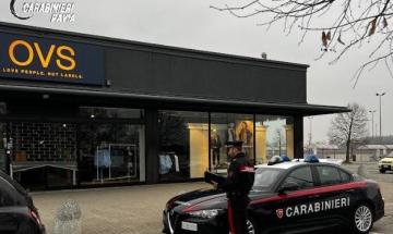 Tentano il furto al negozio Ovs del Centro Bennet di Parona sfondando l&rsquo;ingresso con un carrello elevatore