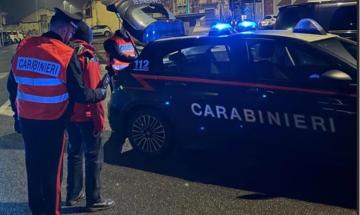 Denunciati un minorenne trovato con un tirapugni e un uomo con un coltello a scatto