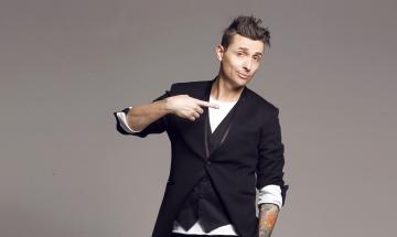 Angelo Pintus in &ldquo;Nabana&rdquo; fa ridere con vita quotidiana e relazioni di coppia